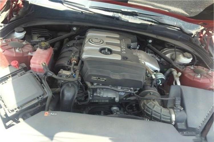 打开发动机舱盖，将U8网电脑版_U8(中国)盒盖朝前掀起，取出空气滤芯，轻轻拍打滤芯端面