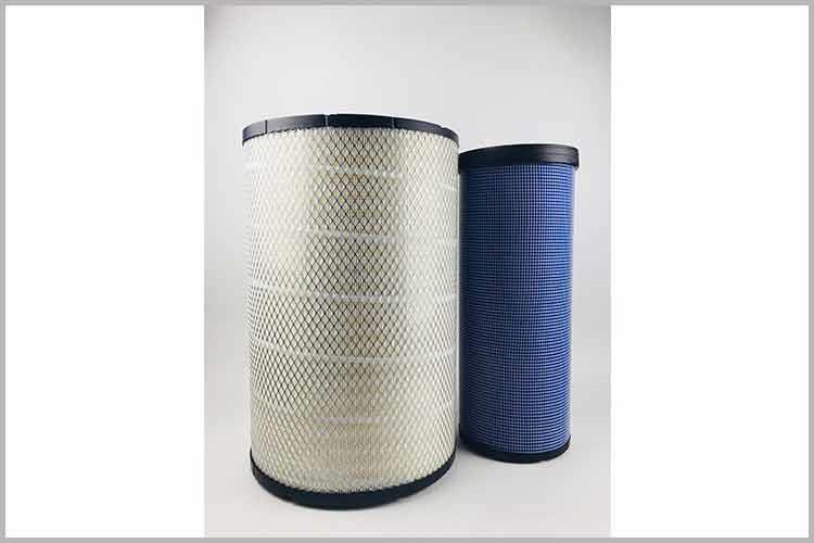 找到液压U8网电脑版_U8(中国)位置，将U8网电脑版_U8(中国)从安装支架上拔下来，将接油杯放在油管下方，并用钳子拆掉原来两边的一次性管箍