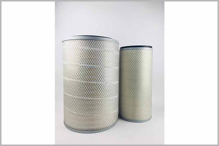 首先要打开发动机舱盖，确认客车U8网电脑版_U8(中国)的位置。一般在轿车里面打开机舱盖开关，然后，打开机舱盖，并用撑杆顶好