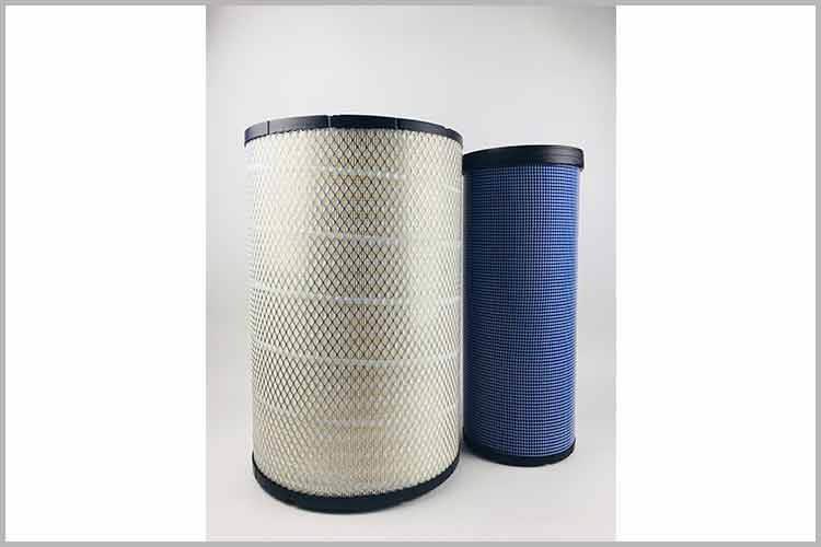 一般装有客车U8网电脑版_U8(中国)的塑料盒子上面有卡子固定的，只需朝上轻轻掰起两个金属卡子