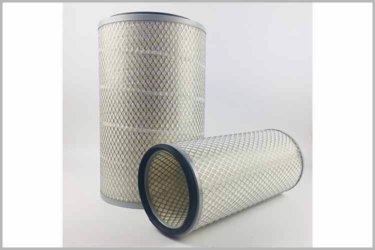 在安装新客车U8网电脑版_U8(中国)之前，需要对空滤盒底部进行彻底的清理，把空滤下面的尘土清除干净